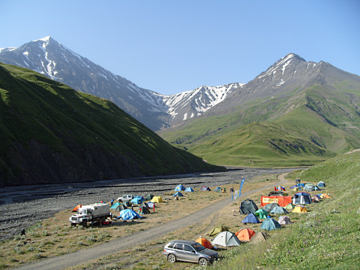 Палаточный лагерь на фоне горы Базардюзю. Фото предоставлено Дагестанским республиканским отделением РГО