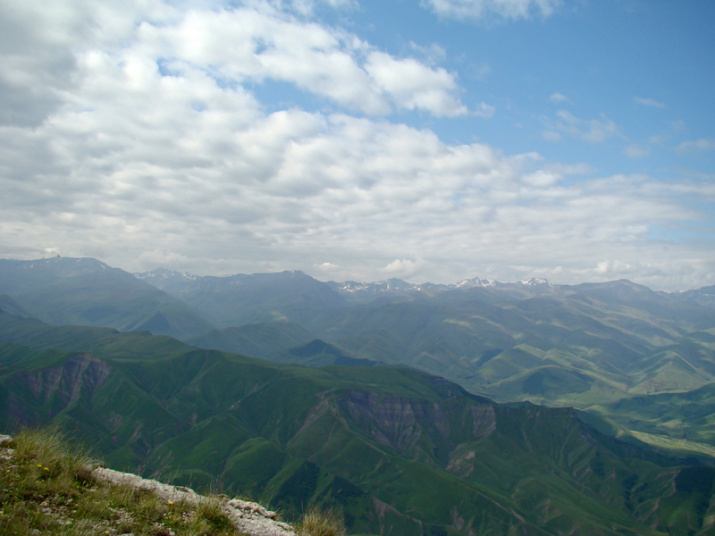 Вид на запад с горы Шунудаг. Фото предоставлено Дагестанским республиканским отделением РГО