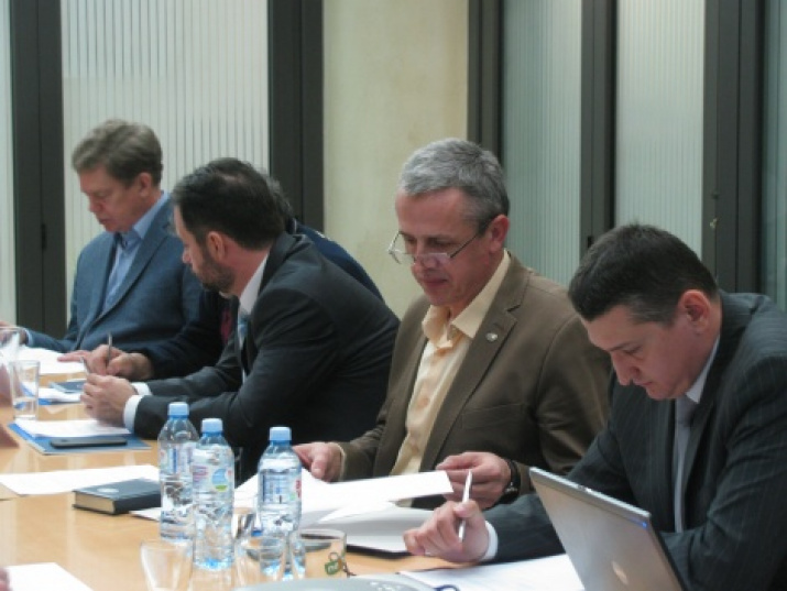 The meeting of the Board of Trustees of the Development Center of the Russian Geographical Society in Serbia, Miroljub Milincic, the Vice-President of the Serbian Geographical Society, is in the center. 