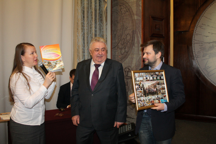 Передача в архив РГО материалов III слёта юных полярников. Фото: Татьяна Николаева