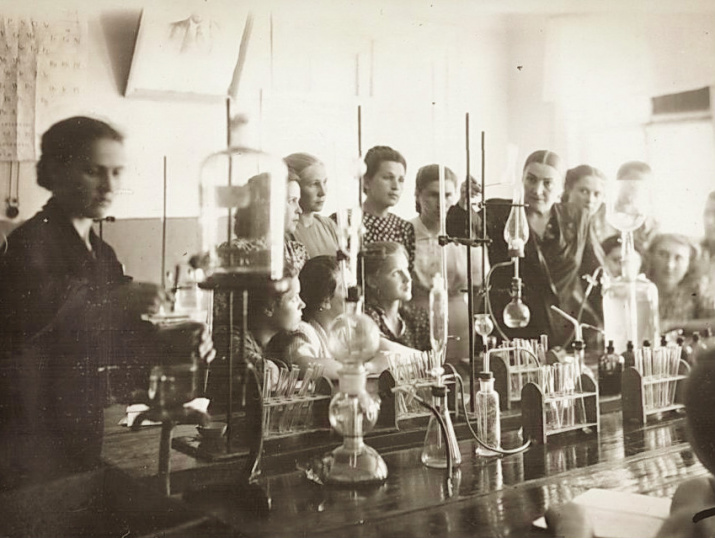 Лабораторные занятия у пензенских студентов-географов. Фото середины 20 века