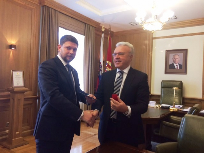 Председателю Законодательного собрания Красноярского края А.В. Уссу вручен членский билет Русского географического общества