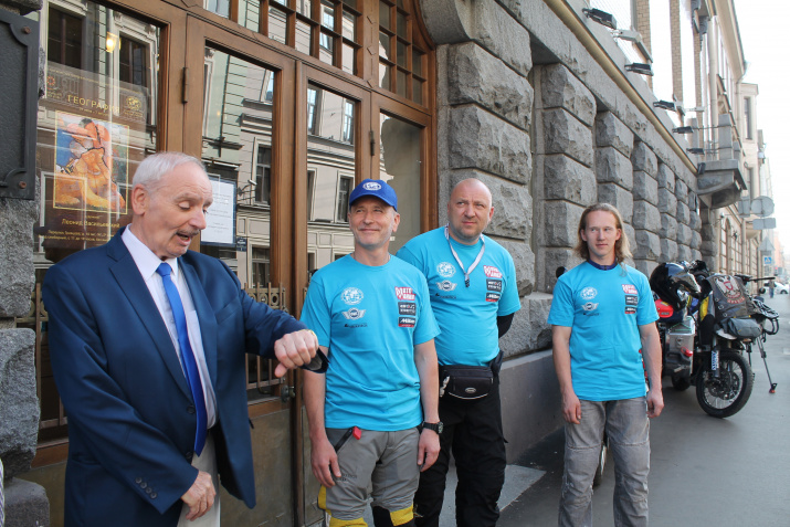 В.Разумовский, В.Еремеев, М. Бархатов перед стартом экспедиции у стен РГО. Фото: Татьяна Николаева