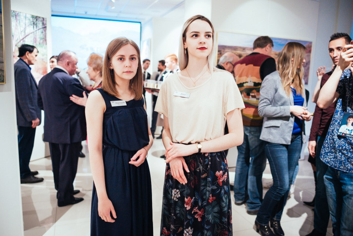 Гости и участники открытия фотовыставки. Фото: Галерея искусств "На Пушкинской"