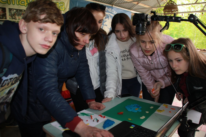 Ребята в четырех творческих группах трудились над созданием мультсюжета