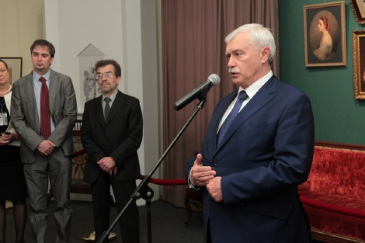 Vladimir and Alexander Semenov-Tyan-Shansky (left) and Georgy Poltavchenko at the opening of the exhibition. Photo by the press-service of the Governor of St. Petersburg