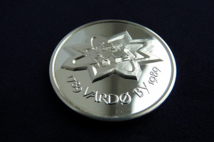 The reverse of the Vardoe Silver Medal. The photo is provided by the Murmansk branch of the Russian Geographical Society