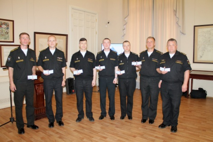 Officers-hydrographers from the Navigation and Oceanography Directorate (GUUNI) of the Ministry of Defense of the Russian Federation with membership cards of the Russian Geographical Society. Photo by Tatyana Nikolaeva