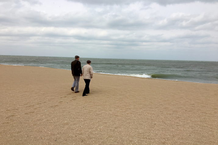Тэд и Эльдар на подступах к морю. Фото Макензи Холланд