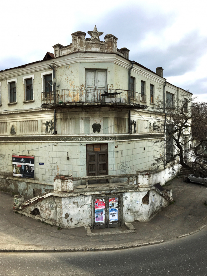 Старый театр больше не используется. Фото Макензи Холланд