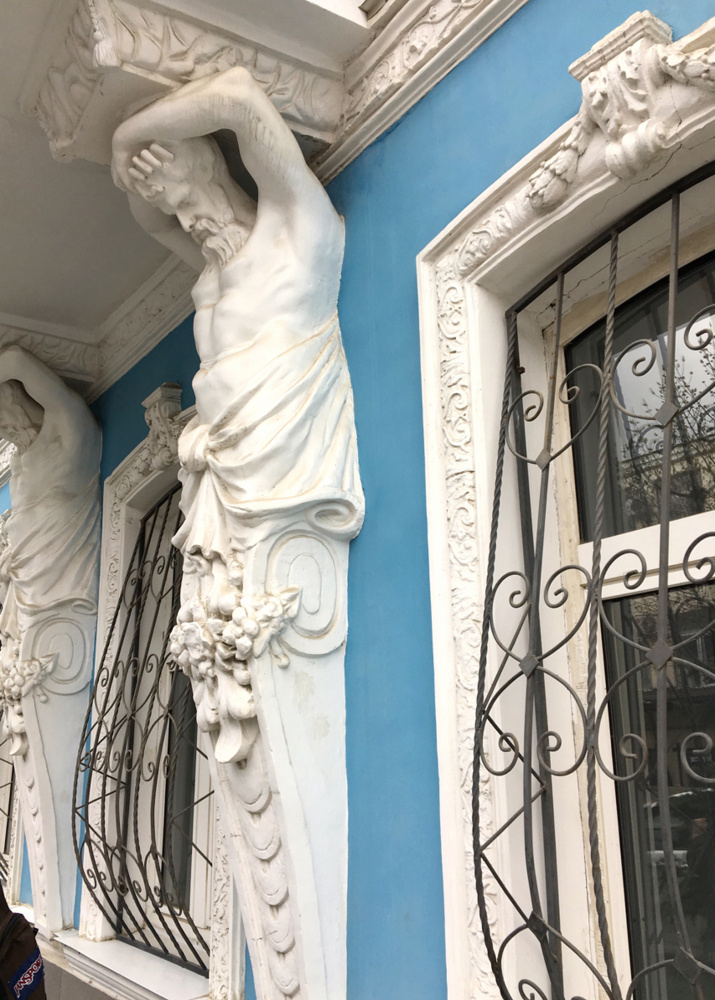 Деталь фасада музея. Фото Макензи Холланд