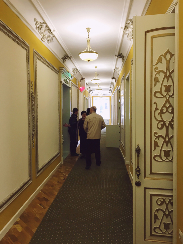 Интерьер прихожей (после того, как свет снова включился!). Фото Макензи Холланд