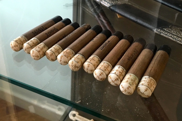 Капсулы с заранее отмеренным количеством пороха (газыри). Фото Макензи Холланд