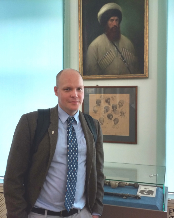 Под портретом Шамиля – руководителя освободительного движения кавказских горцев в середине 19-го века. Фото Эльдара Эльдарова