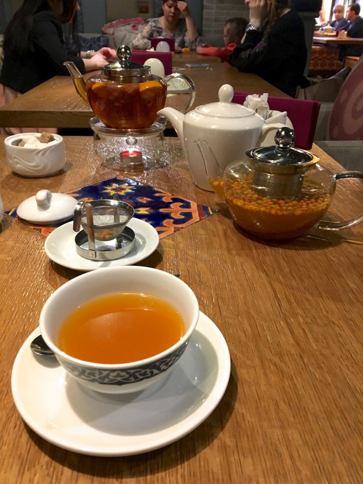 Эльдар заказал несколько видов чая, чтобы мы их дегустировали. Фото Макензи Холланд