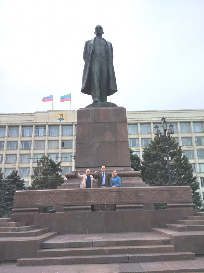 Под памятником В.И. Ленина – вождя Великой Октябрьской революции (на минуту заболели вождизмом). Фото предоставлено Дагестанским отделением РГО