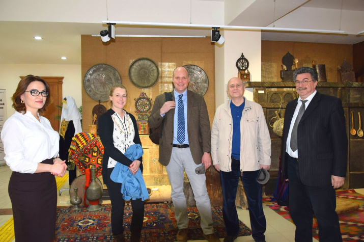 Справа заместитель директора музея (друг Эльдара), слева – наш гид. Фото со страницы Дома Дружбы в Facebook