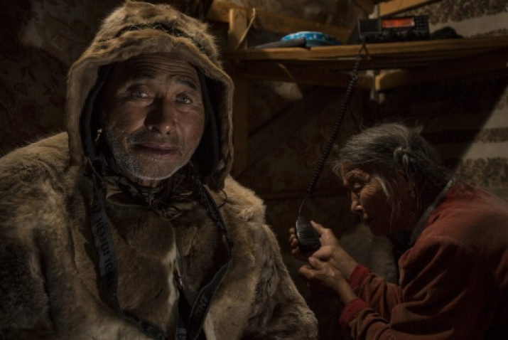 «Communication session». In the picture, a family of reindeer herders-Dolgan, wandering in the upper reaches of the Khatanga River (Taimyr peninsula). Only once an hour they have a connection for the exchange of emergency messages. Photo by Maxim Shapoval