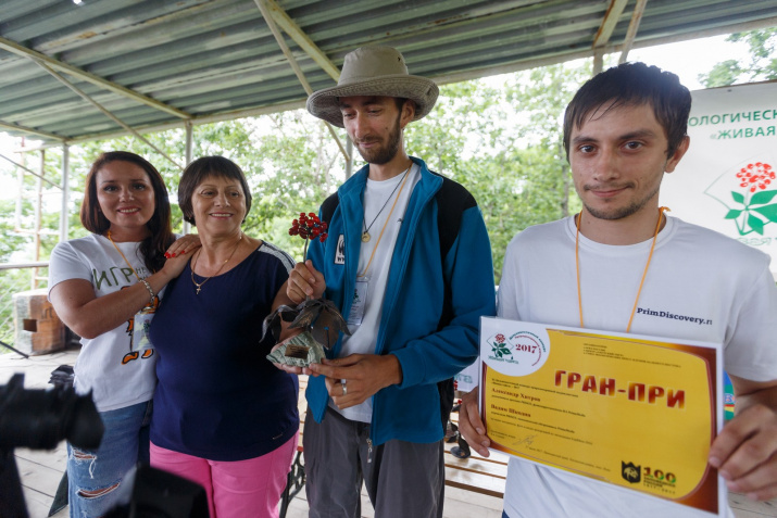 Альбина Кабалик (Центр "Амурский тигр"), Елена Старостина (WWF)  и Гран-при конкурса Александр Хитров и Вадим Шкодин.Фото: Александр Хитров