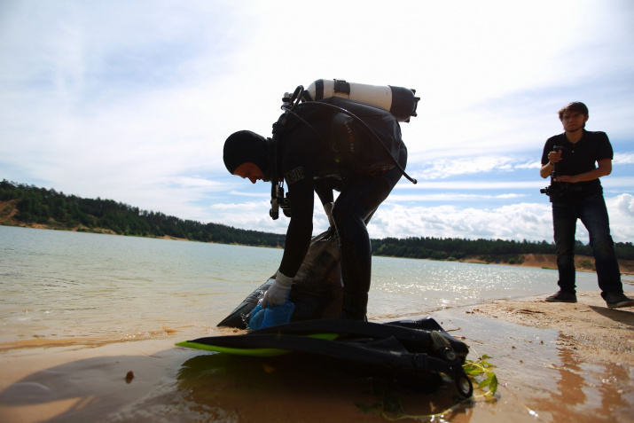 Аквалангисты достают мусор со дна озера 
