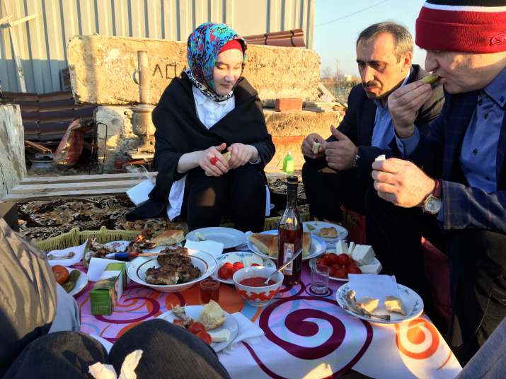 За столом Эльдар и рядом с ним только что приехавший Тагир – его первый помощник в Дагестанском географическом обществе. Фото: Макензи Холланд