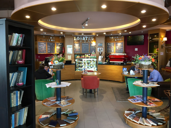Это уютное заведение напомнило наши кофейни Barnes & Noble Starbucks. Фото: Макензи Холланд