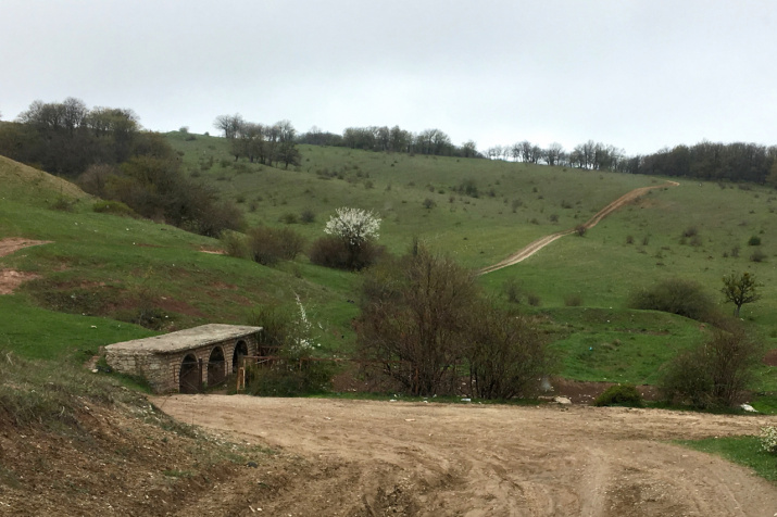 На подступах к обрыву Сулакского каньона. Фото: Макензи Холланд