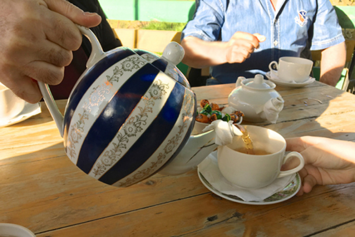 Затем был чай, заваренный с горными травами. Фото: Макензи Холланд