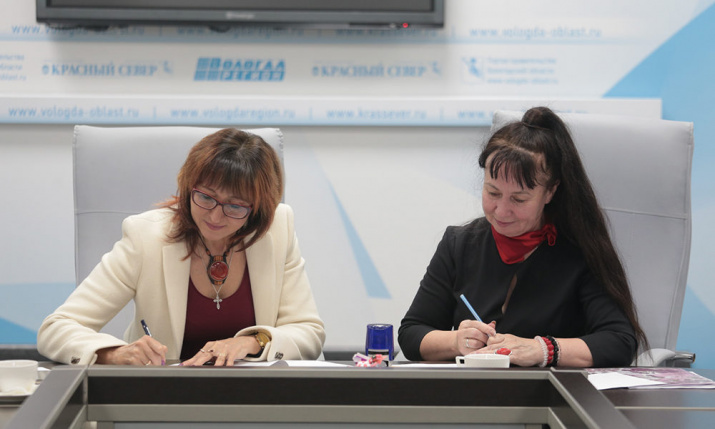 Соглашение подписывают Надежда Кузьминская, главный редактор областной газеты "Красный Север" и Надежда Максутова