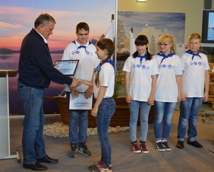 Юрий Воробьев вручил сертификаты юным участникам экспедиции
