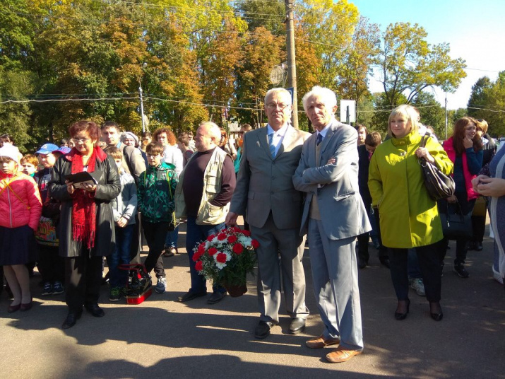 Почетный Президент РГО, академик В.М.Котляков (справа), председатель регионального отделения А.П.Катровский и гости праздника