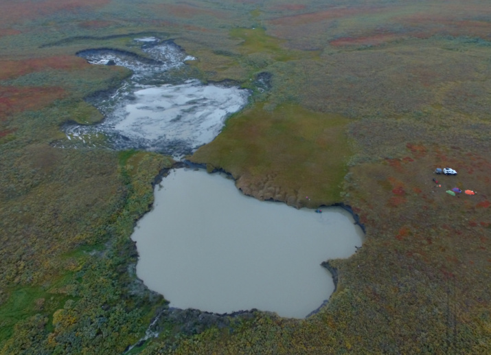 Озеро воронки газового выброса (ВГВ-1), спущенное озеро за ним и активные криогенные процессы. Фото: Артем Хомутов