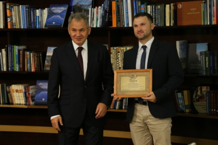 The President of the Russian Geographical Society Sergey Shoygu is handing in the diploma to Egor Ivanov, the winner of the contest in the nomination «For success in public activity». Photo by the press-service of the Russian Geographical Society