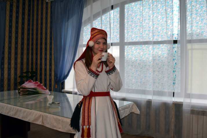 Светлана Белова в мордовском национальном костюме