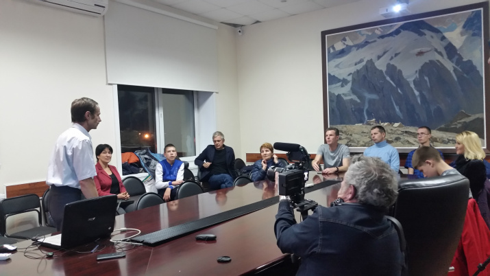 Анатолий Булычов рассказывает про достижения сибирских спелеологов. Фото Вронская Е.