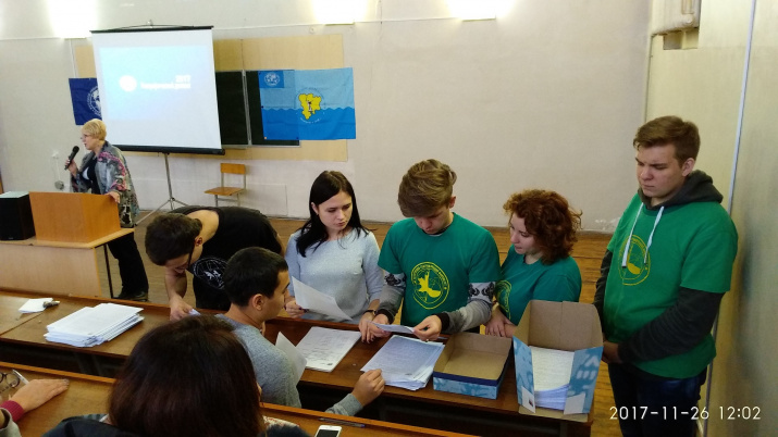 Работают волонтеры. Фото: Лилия Деточенко