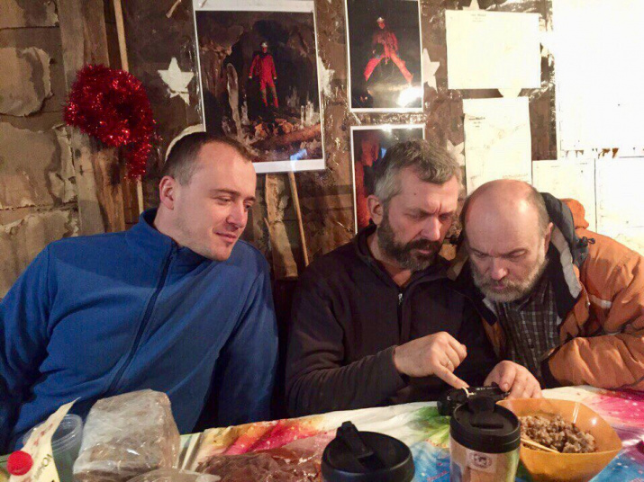 Руководители экспедицией Евгений Снетков и Геннадий Самохин, член экспедиции Евгений Большов просматривают и обсуждают видео, снятое первопроходцами Геннадием Самохиным и Натальей Фёдоровой в пещере Апшдза (Фото - К. Гасица). Руководители экспедицией Евгений Снетков и Геннадий Самохин, член экспедиции Евгений Большов просматривают и обсуждают видео, снятое первопроходцами Геннадием Самохиным и Натальей Фёдоровой в пещере Апшдза (Фото - К. Гасица)