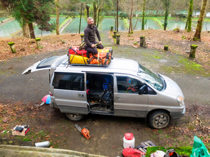 Руководитель экспедиции Геннадий Самохин проверяет надежность багажа с экспедиционным оборудованием (Фото - К. Гасица) Руководитель экспедиции Геннадий Самохин проверяет надежность багажа с экспедиционным оборудованием (Фото - К. Гасица)