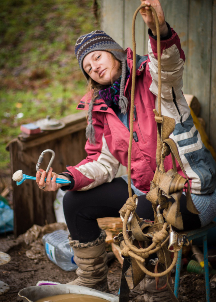 Уход за снаряжением - обязательный элемент безопасности и особый ритуал спелеологов (Фото - К. Гасица) Уход за снаряжением - обязательный элемент безопасности и особый ритуал спелеологов (Фото - К. Гасица)
