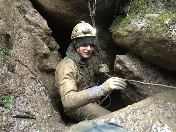 Кирилл Симанов. Прохождение привходовой части пещеры (Фото - К. Гасица) Кирилл Симанов. Прохождение привходовой части пещеры (Фото - К. Гасица)