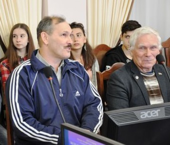 Илья Головачева и Петр Бухарицин на конференции