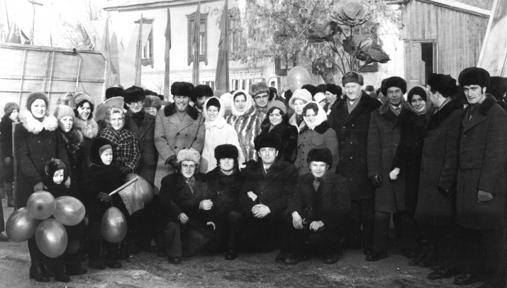 А.С. Хоментовский с участниками праздничной демонстрации (7 ноября 1976 г.)