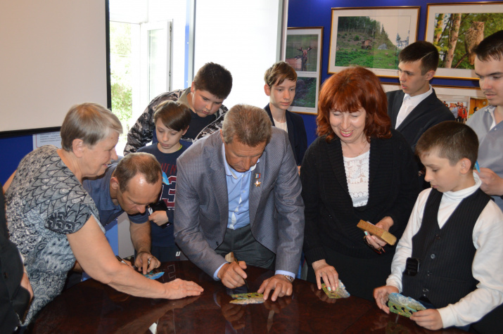 Автограф-сессия участников экспедиции. Фото Виктора Шляхина Автограф-сессия участников экспедиции