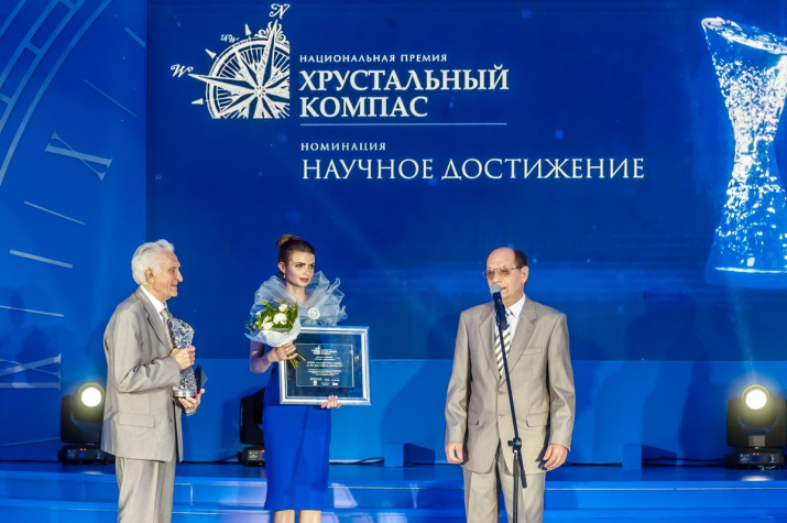 Почетный Президент Русского географического общества, председатель экспертного совета Премии Владимир Котляков вручает награду победителям в номинации "Научное достижение"