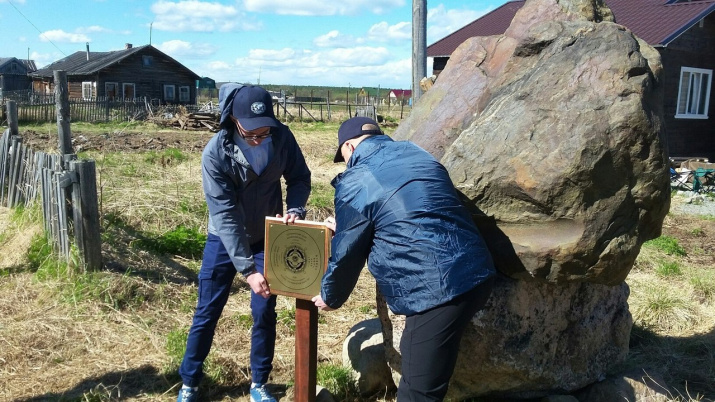 Памятная табличка водружена на свое место. Слева Роман Иванов, справа Денис Моисеев. Фото: Людмила Еникеева