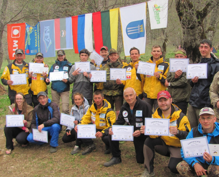 Участники международного альплагеря после успешного восхождения на церемонии награждения в базовом лагере