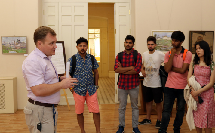 Советник президента РГО по международной деятельности Сергей Катиков знакомит гостей с историей Общества. Фото: Татьяна Николаева