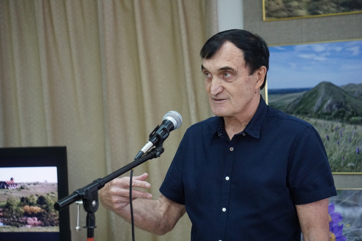 Автор фотокартин А.А. Чибилев на открытии выставки Автор фотокартин А.А. Чибилев на открытии выставки