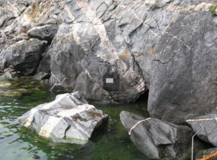 Мыс Нижнее Изголовье полуострова Святой нос. Засечка "Нижнеизголовская" Мыс Нижнее Изголовье п-ва Святой нос. Засечка "Нижнеизголовская"