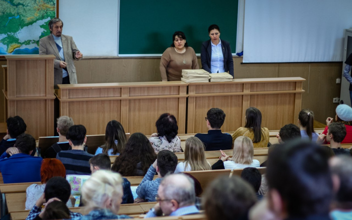 Обращение Б.А. Вахрушева, председателя отделения РГО в Республике Крым, к участникам олимпиады и их учителям (Фото: К. Гасица)